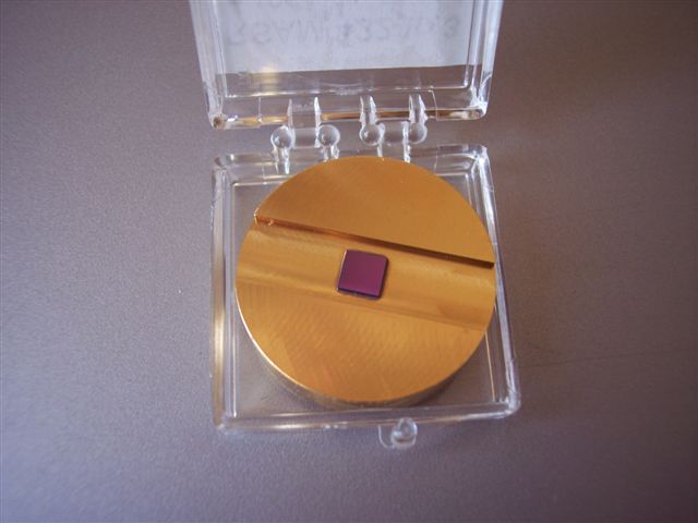 Del Mar Photonics RSAM-1064-25.4s resonant saturable absorber mirror, λ = 1064 nm, modulation depth ΔR = 90 %, low intensity reflectance < 1%, FWHM = 25 nm, relaxation time τ ~ 9 ps chip size: 4mm x 4mm, soldered on the center of a gold-plated Cu-cylinder with 25.4 mm